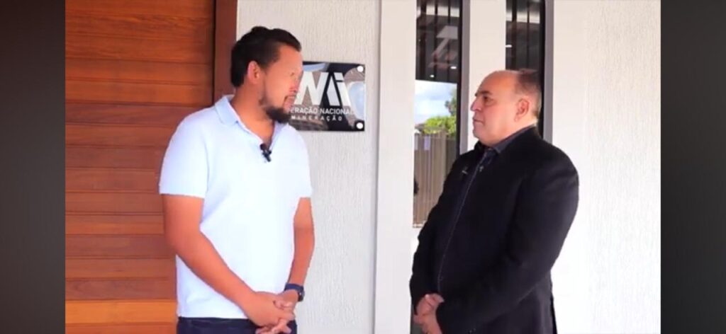 Bruno Cecchini e Marco Kobayashi discutindo como a mineração contribui para o fortalecimento econômico de Rondônia.