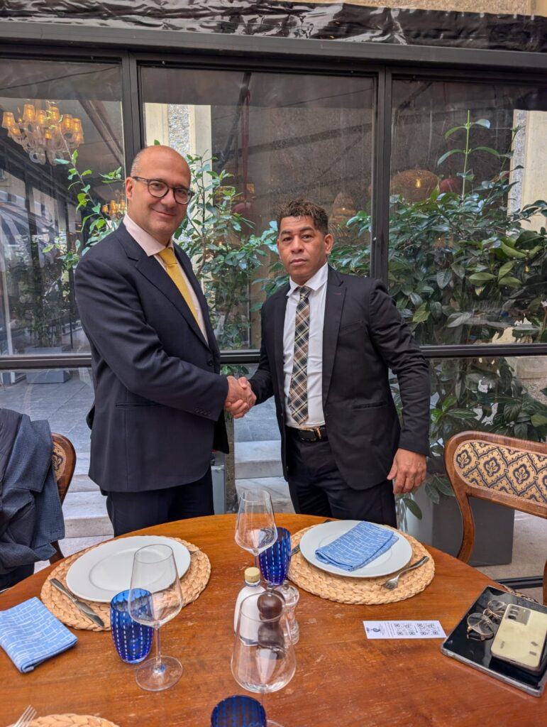 “Dr. Cristiano Conceição Sena representando Bruno Cezar Cecchini em reunião que abre portas para cooperação com bancos suíços.