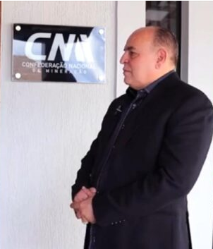 “Retrato institucional de Bruno Cezar Cecchini, liderança do setor mineral brasileiro, reconhecido por sua atuação na organização do garimpo, regularização de áreas e compromisso socioambiental.”